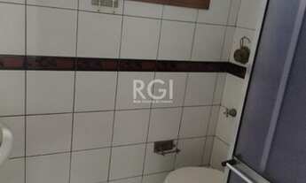 Imagem 6: JK no Centro Histórico de Porto Alegre, com 26,01 m², cozinha com pia e armários, banheiro