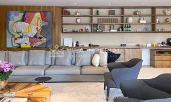 Imagem 2: Casa assinada por Marcio Kogan à venda no Condomínio Fazenda Boa Vista