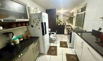 Imagem 4: Frente sol da manhã. prédio de escada bem localizado