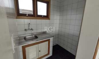 Imagem 4: JK no Centro Histórico de Porto Alegre, com 26,01 m², cozinha com pia e armários, banheiro