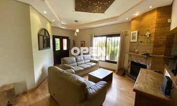 Imagem 2: Casa para aluguel possui 268 metros quadrados com 3 quartos em Moinhos de Vento - Canoas