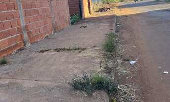 Imagem 7: Lote de esquina murado com hidrômetro e padrão de energia