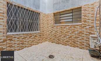 Imagem 2: Térreo com pátio Semimobiliado, 2 Dormitórios, Próximo ao Praia de Belas