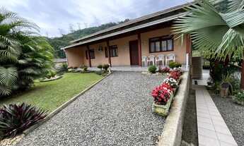 Imagem 2: Casa semi mobiliada à venda com 4 dormitórios e amplo terreno contendo 1.198,00m² localiza