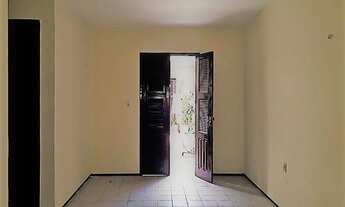 Imagem 6: Casa forrada com 2 quartos, sala, cozinha, um banheiro e quintal, em uma excelente localiz