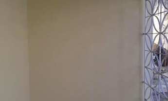 Imagem 2: Casa com 2 quartos, 1 banheiro, sala, cozinha, varanda e área de serviço, gradeada. No bai