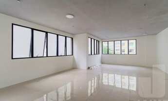 Imagem 4: Predio com conceito diferenciado, integrado à um prédio residencial e lojas no Térreo