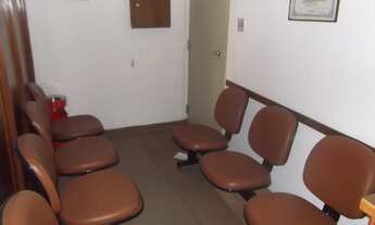 Imagem 2: Andar comercial com 2 salas pequenas e 1 bem grande no centro