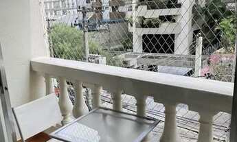 Imagem 2: Prédio muito charmoso em excelente local. Apartamento iluminado e mobiliado