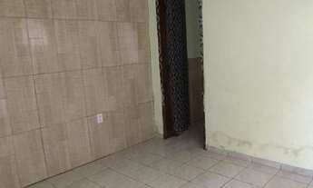 Imagem 3: Casa em Quintal - Quarto, sala, cozinha e banheiro