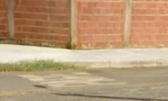 Imagem: Lote de esquina murado com hidrômetro e