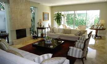 Imagem: Casa reformada em estilo clássico Cidade