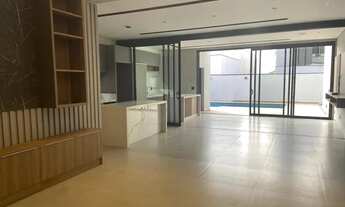 Imagem 2: Casa de condomínio térrea para aluguel possui 235 metros quadrados com 3 quartos