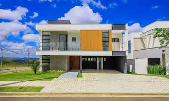 Imagem 2: Uma casa projetada para o conforto e momentos em família no Alphaville para venda