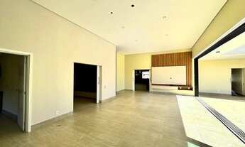 Imagem 6: Imóvel para aluguel possui 370 metros quadrados com 4 quartos