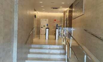 Imagem 3: Sala com vaga de garagem e banheiro privativo