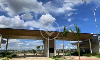 Imagem 7: Jardins Versalhes: Lote em Condomínio Fechado de Alto Padrão! Viva com Segurança, Conforto