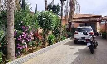 Imagem 2: Casa dos sonhos, com design elegante, um lindo jardim e uma área gourmet! Não perca!