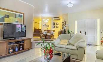 Imagem 2: Casa a venda com 3 quartos, 4 vagas e 285m2 no bairro Ipanema, na zona sul de Porto Alegre