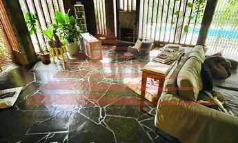 Imagem 7: Linda Casa, 300m2, 5 quartos (3 suítes), piscina, churrasqueira, jardim e ótima localizaçã