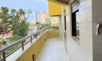 Imagem: Ampla sacada com churrasqueira à carvão