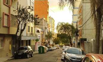 Imagem 7: JK no Centro Histórico de Porto Alegre, com 26,01 m², cozinha com pia e armários, banheiro