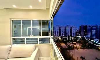 Imagem 2: Decorado de frente, com vista p/ praça em prédio com infraestrutura de lazer