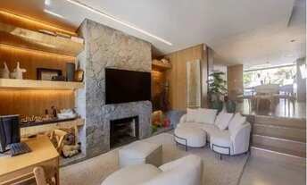 Imagem 2: Casa com 3 suítes amplas, além de uma sala generoso com lareira e 2 vagas de garagem