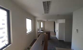 Imagem 4: SALA COMERCIAL 74m2 , JANELAS GRANDES, PERSIANAS, LUMINÁRIAS. 2 VAGAS, 2 BANHEIROS. VENHA