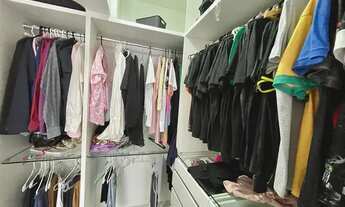 Imagem 7: Apartamento amplo e ventilado, móveis planejados nas suítes e na cozinha com hall de entra