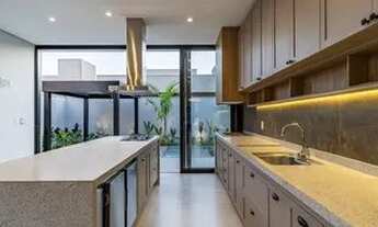 Imagem 2: Casa de condomínio térrea para venda possui 235 metros quadrados com 3 quartos