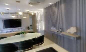 Imagem 3: PORTEIRA FECHADA. Poucos passos do mar. Com muito luxo e bom gosto. Ampla varanda goumert