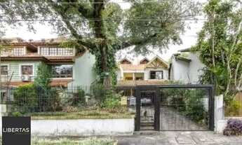 Imagem 2: Casa em Porto Alegre, no bairro Ipanema, com 3 dormitório(s), e 3 banheiros, à v