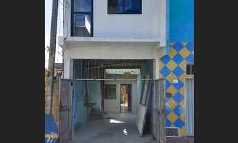 Imagem: 3 residencias juntas com garagem e quintal