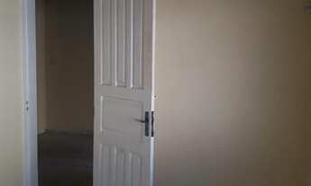 Imagem 6: Casa com 2 quartos, 1 banheiro, sala, cozinha, varanda e área de serviço, gradeada. No bai