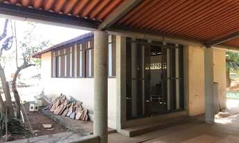 Imagem 4: Vendo barracão e telhado de casa portas janelas