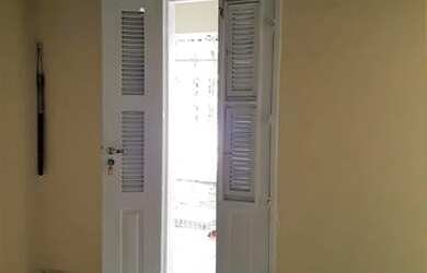 Imagem 4: Casa com 2 quartos, 1 banheiro, sala, cozinha, varanda e área de serviço, gradeada. No bai