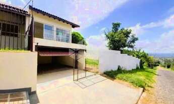 Imagem 2: Casa com 4 dormitórios, sendo 1 suíte e 2 vagas no bairro Feitoria