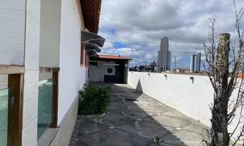 Imagem 2: Casa no alto branco