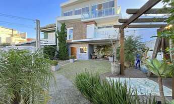 Imagem 2: Casa em Hípica Casa com 4 dormitórios