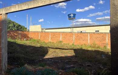 Imagem 3: Lote de esquina murado com hidrômetro e padrão de energia