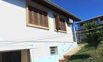 Imagem 2: Casa de esquina, meio terreno, em alvenaria com divisórias internas em madeira