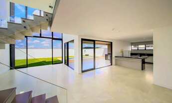 Imagem 3: Uma casa projetada para o conforto e momentos em família no Alphaville para venda