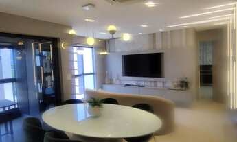 Imagem 4: PORTEIRA FECHADA. Poucos passos do mar. Com muito luxo e bom gosto. Ampla varanda goumert