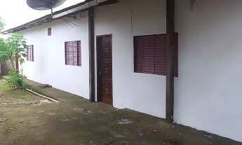 Imagem: 01 casa e 02 apartamentos