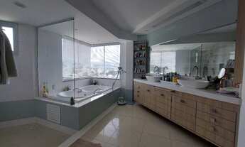 Imagem 7: A maior casa da Pedra Branca, com piscina e vista incríveis