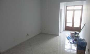 Imagem 2: Apartamento de frente, sol da manhã, em excelente localização! Composto por 2 quartos (sen