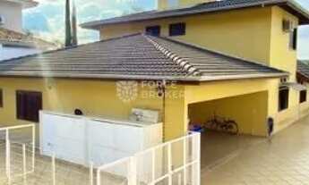 Imagem 2: Sobrado com 3 suítes sendo 1 suíte no piso térreo