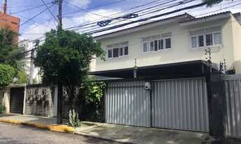 Imagem 2: Casa para venda possui 300 metros quadrados com 6 quartos em Casa Forte