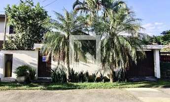 Imagem 3: Casa de condomínio para aluguel tem 300 metros quadrados com 5 quartos